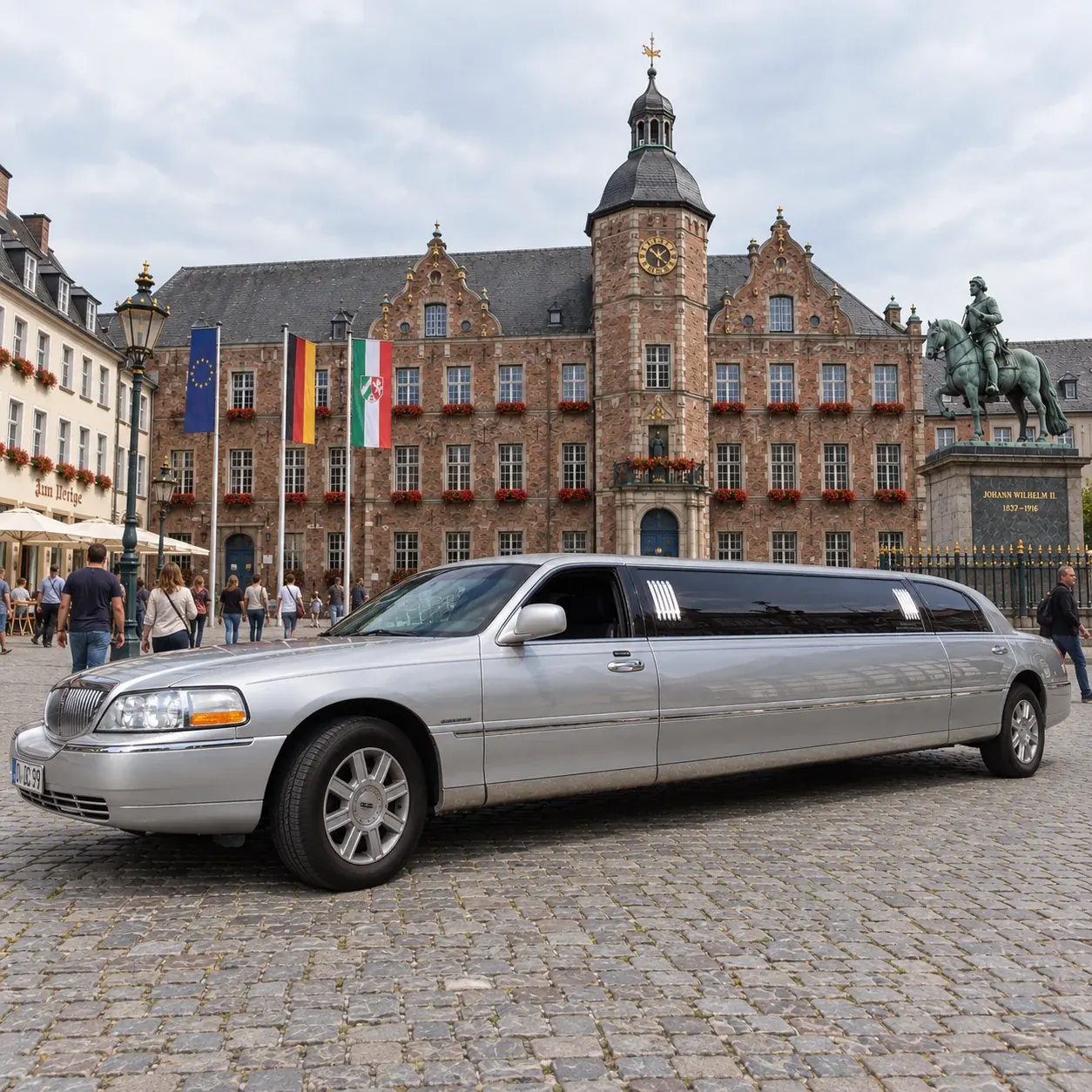Stretchlimousine vor dem Rathaus bei einer Stadtrundfahrt