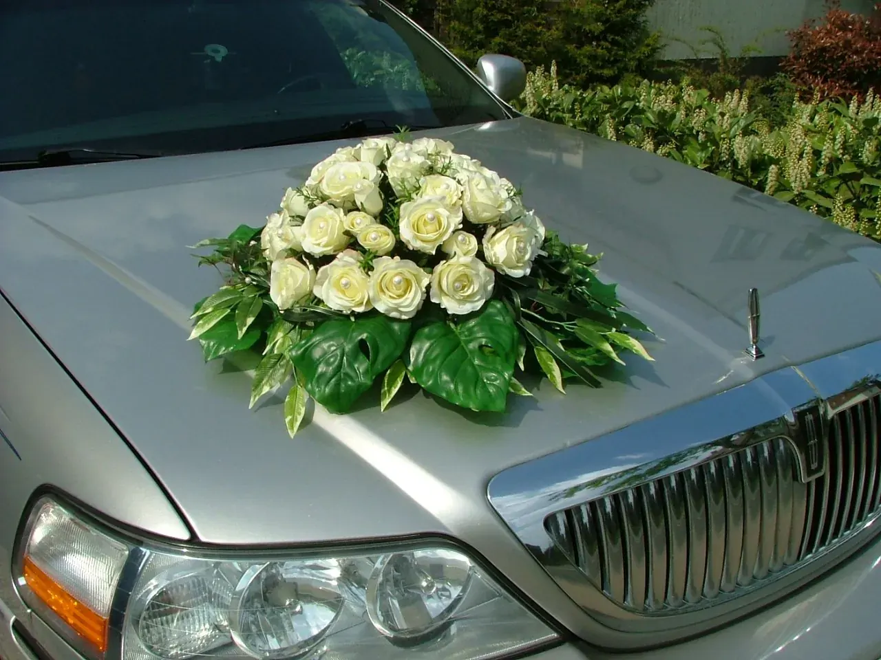Weiße Rosen auf der Motorhaube der Limousine